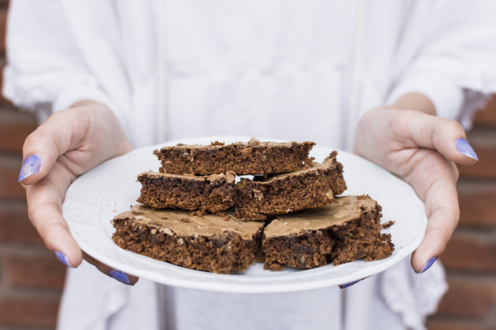 cook-holding-tasty-cake